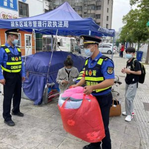 市民出院難回家 潁東城管暖心護航有溫度